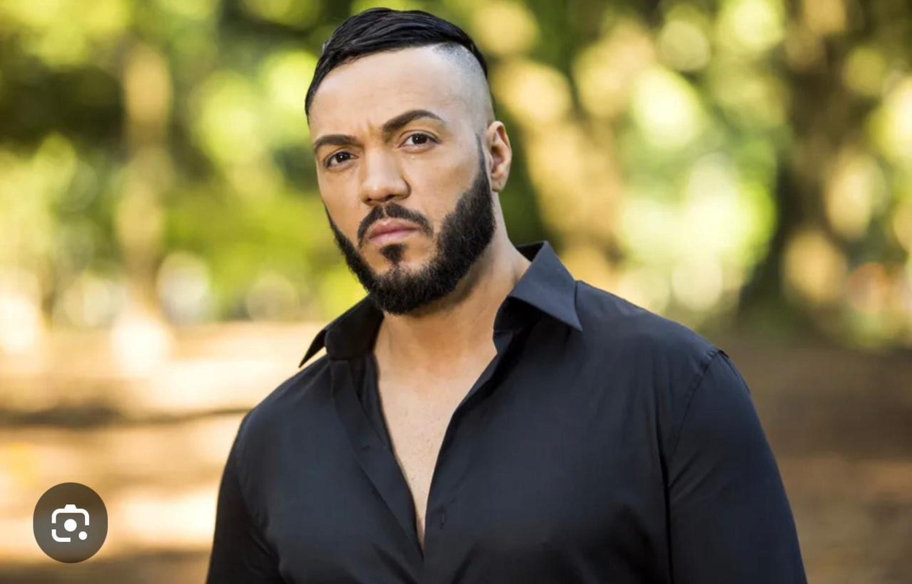 Em show, Belo reafirma namoro com Rayane e recebe sogra no camarim 