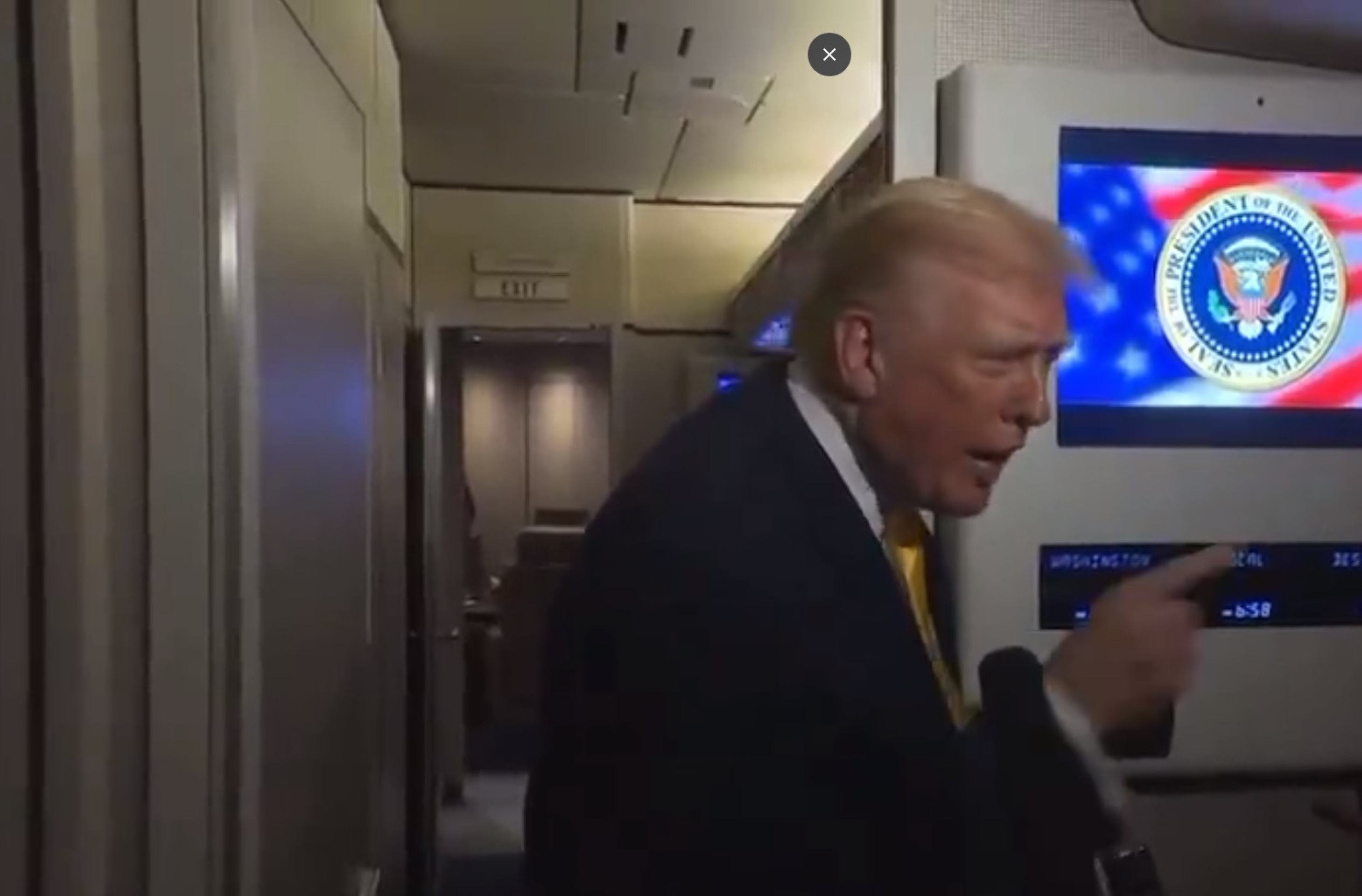 Donald Trump xinga rep&oacute;rter de "porquinha", a bordo do Air Force One 