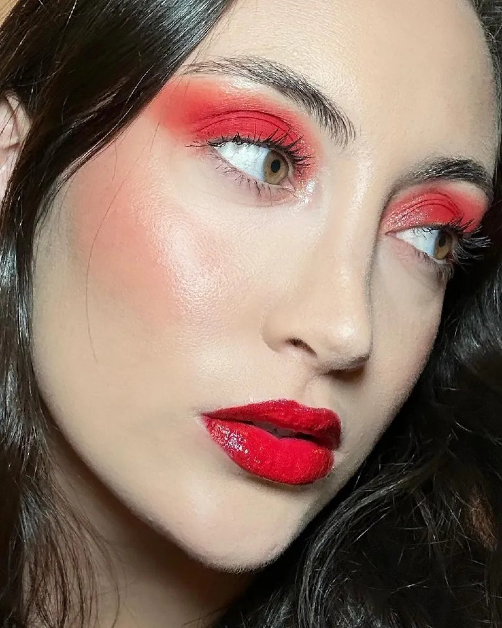 Tons frios de vermelho também entram na estética 