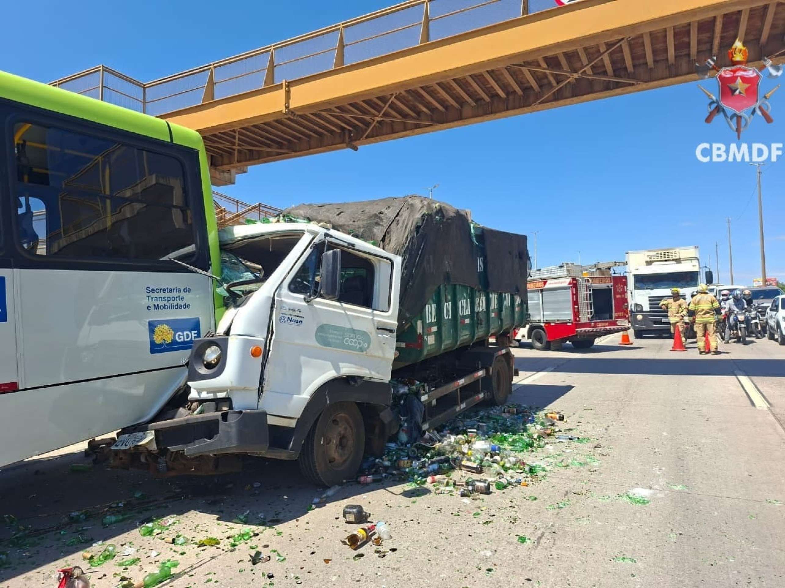 Passageira fica ferida após colisão entre caminhão e ônibus na Estrutural 