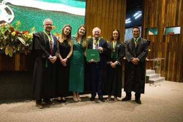 A Defensoria Pública do Distrito Federal (DPDF) realizou na manhã desta quarta-feira (19/11) a Solenidade de Outorga das Comendas da Ordem do Mérito Defensorial Ministro Humberto Gomes de Barros e o lançamento do Livro-Memória da Defensoria Pública do Distrito Federal: 1987–2025. O evento ocorreu no auditório do Departamento Nacional de Infraestrutura de Transportes (DNIT).