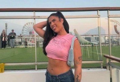 Mesmo que em menor escala, mulheres com peitos maiores tamb&eacute;m aderem &agrave; pr&aacute;tica  -  (crédito: Reprodução/Instagram/@khalilhana)