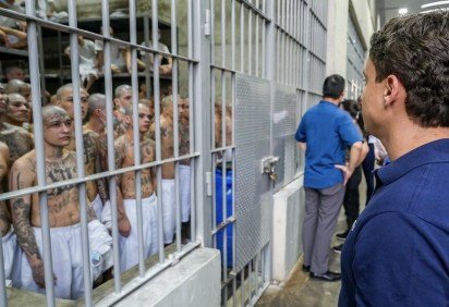 Nikolas em prisão em El Salvador: 'Frente a frente com os maiores bandidos do mundo' -  (crédito: Reprodução/Redes Sociais)