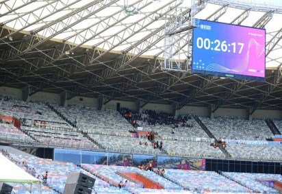 Com a briga generealizada, grande parte dos estudantes e professores saíram do Mineirão -  (crédito: Leandro Couri / EM / D.A Press)