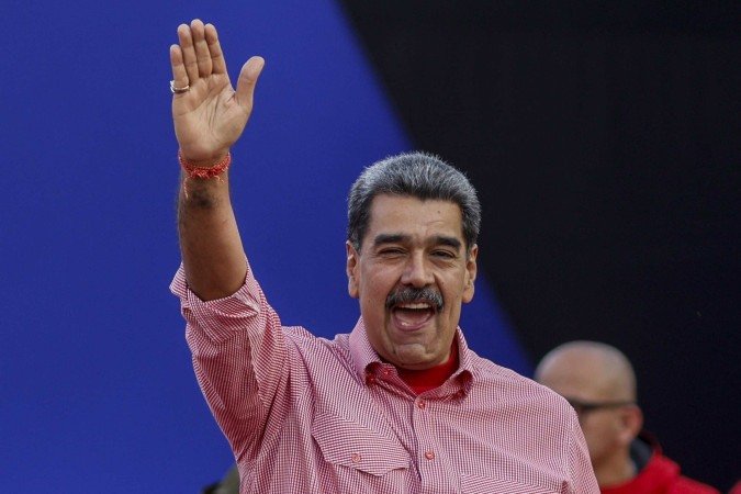 Nicolás Maduro acena a simpatizantes durante evento em Caracas, em 15 de novembro: negociações em andamento  -  (crédito: AFP)