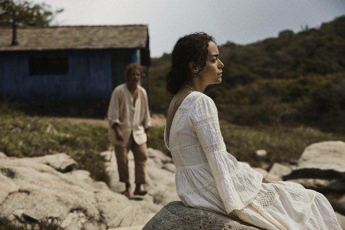 Intimidade milimétrica entre Crisóstomo e Isaura, personagens de O filho de mil homens
    