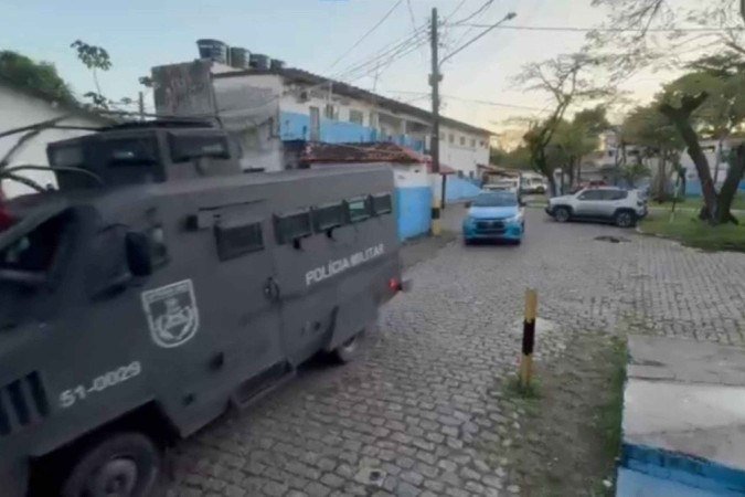 As polícias Civil e Militar do Estado do Rio de Janeiro realizam a Operação Contenção na zona oeste do Rio de janeiro, na manhã desta quarta-feira (19/11) - (crédito: Reprodução/X via @pmerj) As polícias Civil e Militar do Estado do Rio de Janeiro realizam a Operação Contenção na zona oeste do Rio de janeiro, na manhã desta quarta-feira (19/11) - (crédito: Reprodução/X via @pmerj)