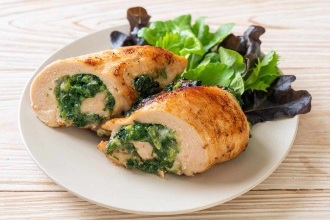 Peito de frango recheado com espinafre (Imagem: gowithstock | Shutterstock) - (crédito: EdiCase) Peito de frango recheado com espinafre (Imagem: gowithstock | Shutterstock) - (crédito: EdiCase)