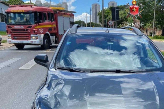 Idosa fica ferida após ser atropelada ao tentar atravessar via no Gama - (crédito: CBMDF/Divulgação) Idosa fica ferida após ser atropelada ao tentar atravessar via no Gama - (crédito: CBMDF/Divulgação)