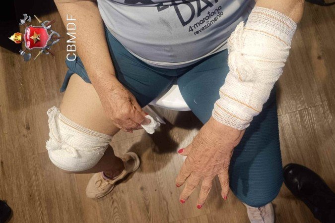 Idosa é atacada por dois cães no Guará I - (crédito: CBMDF/Divulgação) Idosa é atacada por dois cães no Guará I - (crédito: CBMDF/Divulgação)