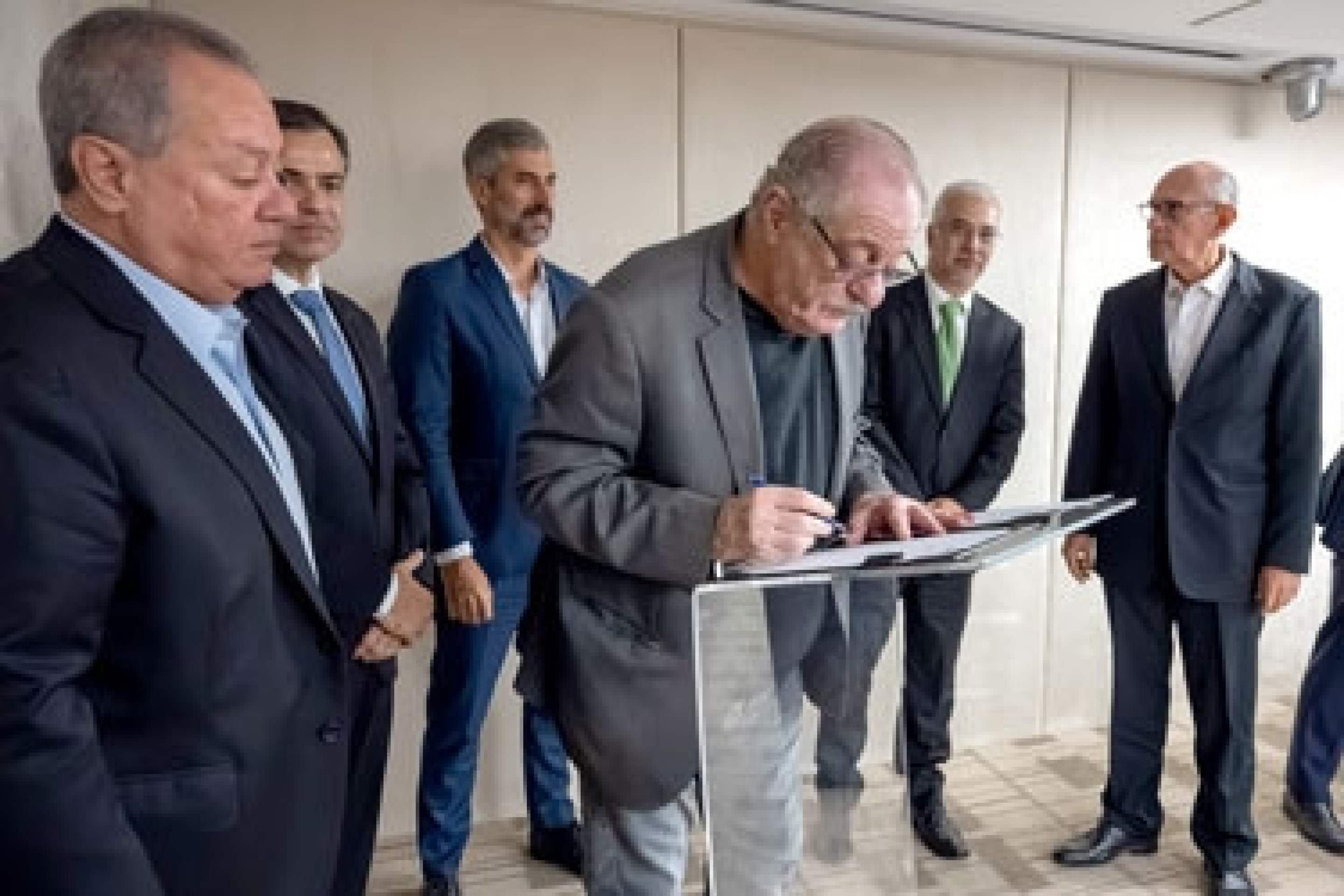 Assinatura do acordo entre a CNI e a Neonergia