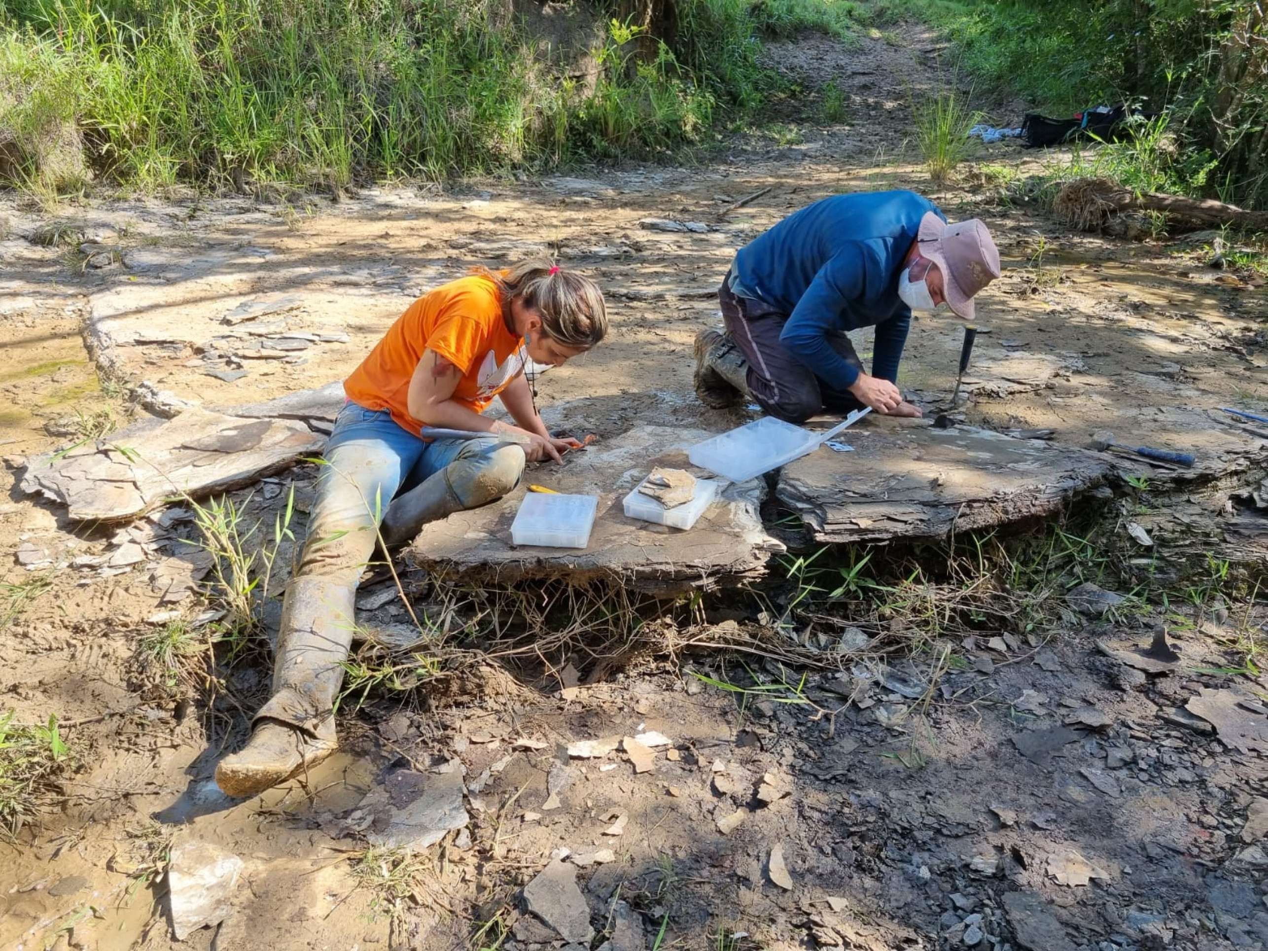 Flávia Fialho coletando amostras nos folhelhos papiráceos, formações rochosas da Bacia de São Francisco