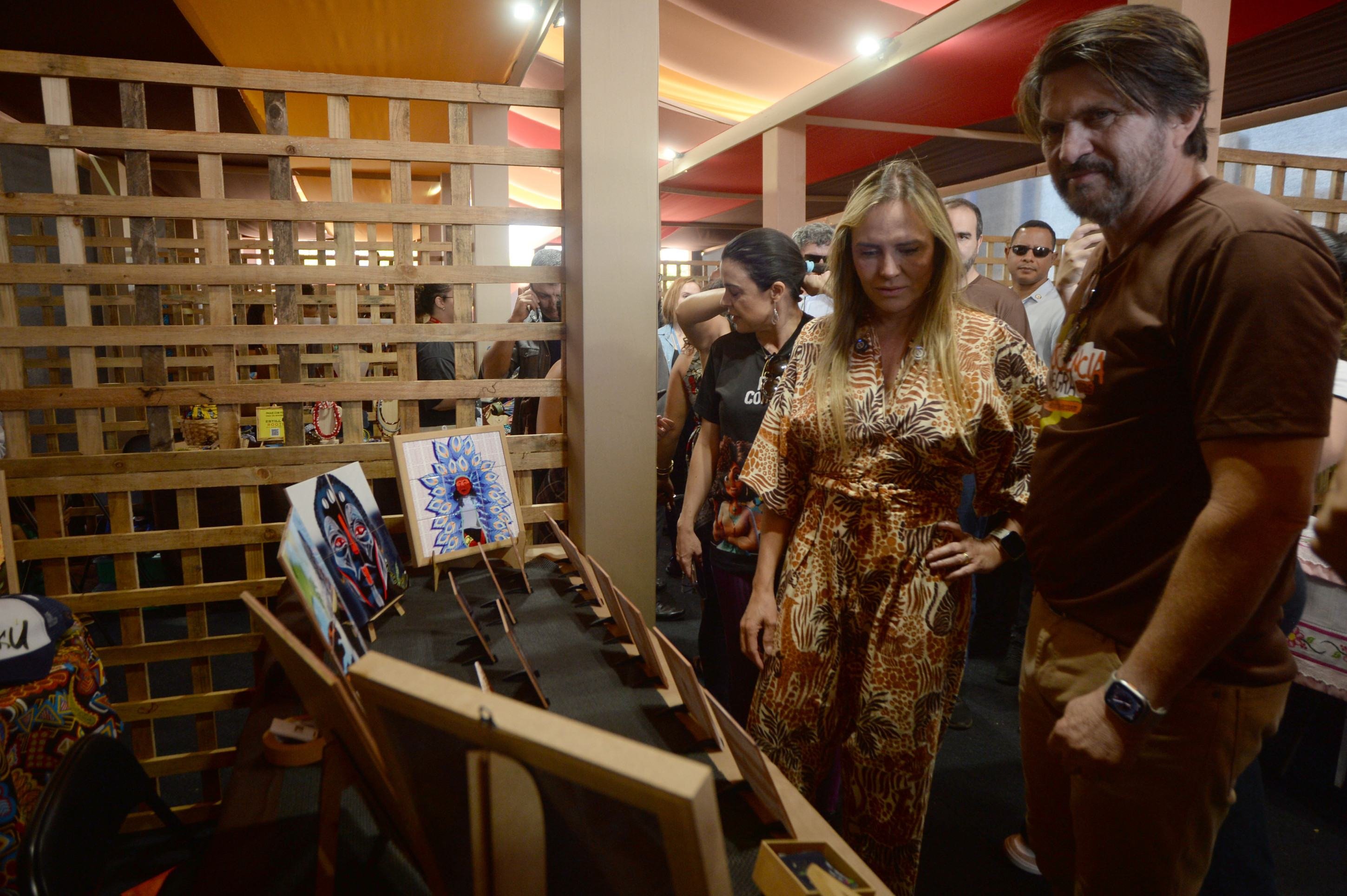 Vice-governadora, Celina Le&atilde;o, e secret&aacute;rio da Cultura, Claudio Abrantes, visitaram o espa&ccedil;o do evento nesta manh&atilde; (20)