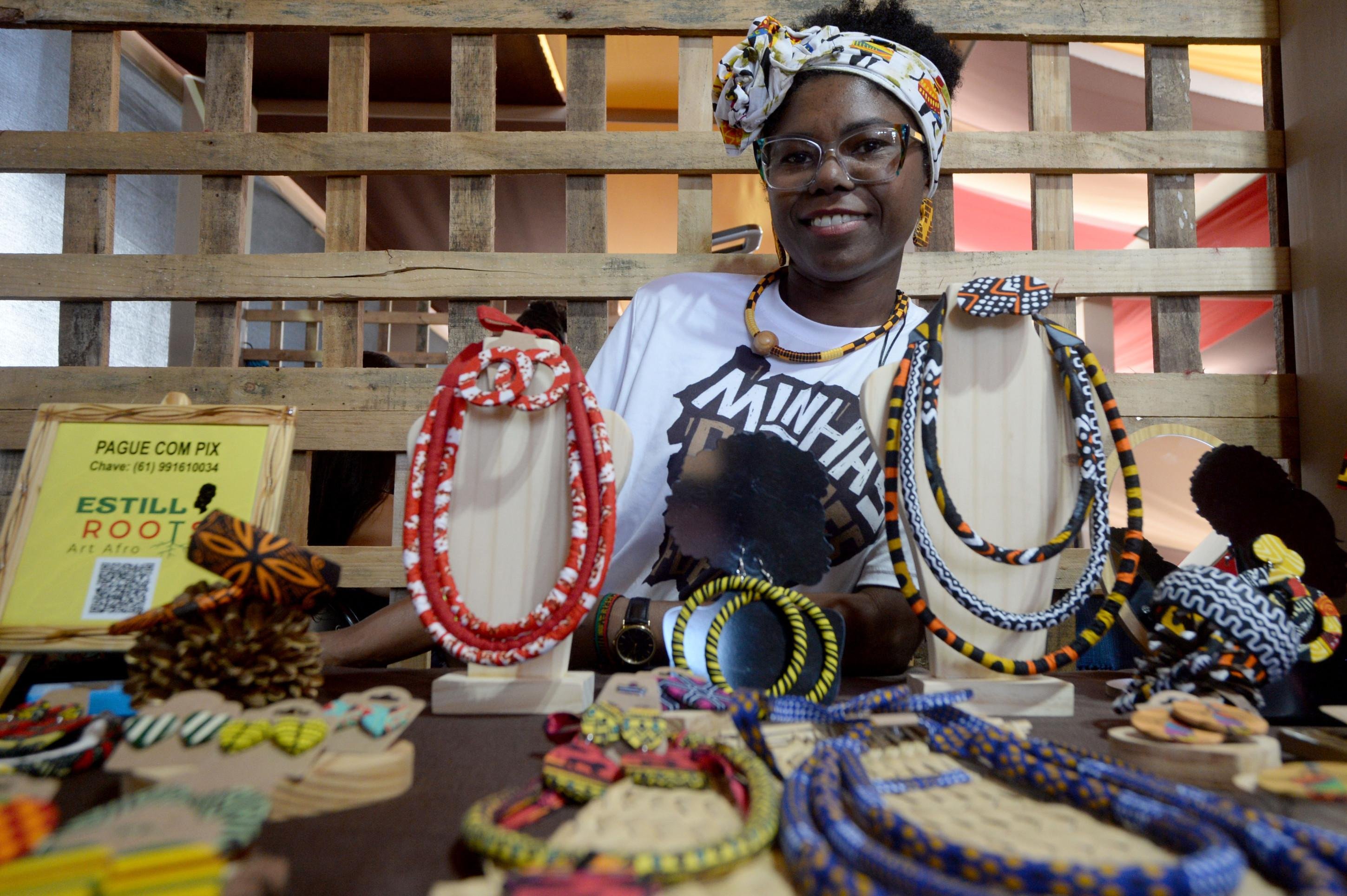 Elivandra Vieira&eacute; artes&atilde; e vendeprodutos feitos emtecido africano