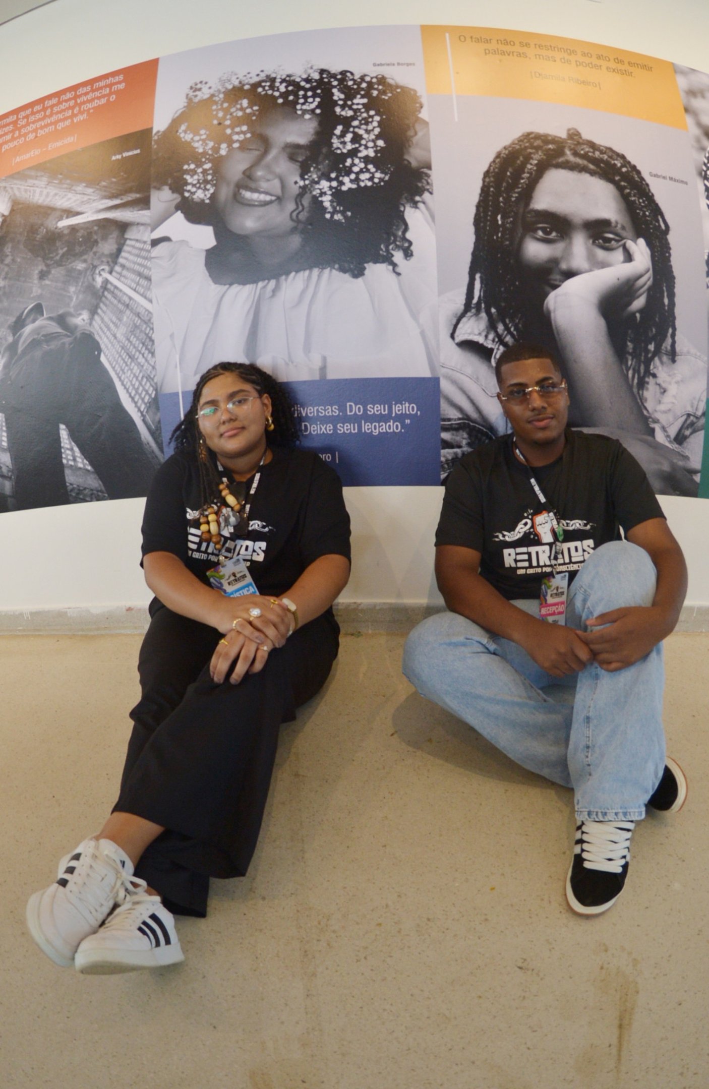  Estudantes GabrielaBorges e GabrielMaximo, com as fotos para as quais posaram