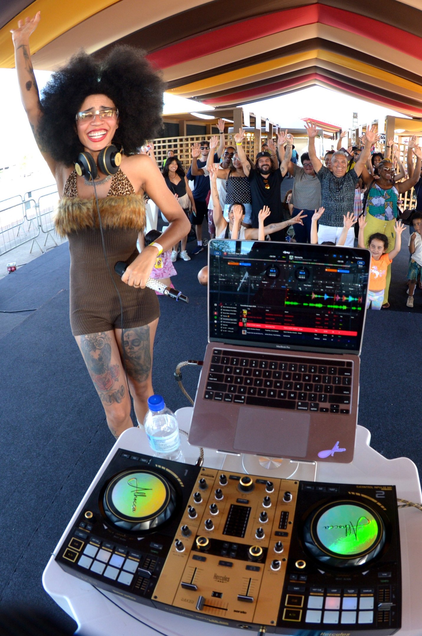  20/11/2025. Cr&eacute;dito: Ed Alves/CB/D.A Press. Brasil.  Brasilia - DF.  Cidades. Dia da Conciencia Negra - Evento na Pra&ccedil;a da Republica.Na foto, DJ Alhoca. 