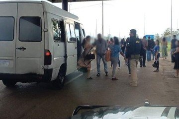 Van foi parada na BR-070, quando transportava 40 pessoas -  (crédito: Divulgação/PRF)