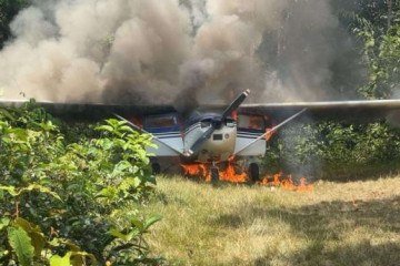 A Força Aérea Brasileira (FAB) interceptou e destruiu uma aeronave oriunda da Venezuela que sobrevoava a Terra Indígena Yanomami, na região amazônica - (crédito: Reprodução/COMAE) A Força Aérea Brasileira (FAB) interceptou e destruiu uma aeronave oriunda da Venezuela que sobrevoava a Terra Indígena Yanomami, na região amazônica - (crédito: Reprodução/COMAE)