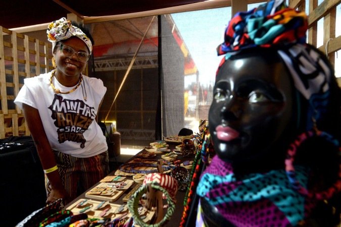  20/11/2025 Crédito: Marcelo Ferreira/CB/D.A Press. Brasil. Brasília - DF -  Comemoração do Dia da Consciência Negra. Guará Freire e Tamar Freire filhos do Seu Teodoro. Elivandra do Nascimento ( expositora) -  (crédito:  Marcelo Ferreira/CB/D.A Press)