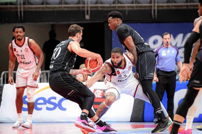 O Brasília Basquete foi dominante no último quarto da partida no Maracanãzinho para fechar o jogo em 85 x 83 - (crédito: Paula Reis/Flamengo) O Brasília Basquete foi dominante no último quarto da partida no Maracanãzinho para fechar o jogo em 85 x 83 - (crédito: Paula Reis/Flamengo)