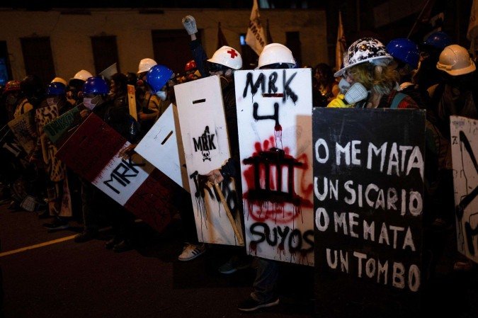 Manifestantes participam de um protesto contra o governo do presidente peruano José Jeri em Lima, em 14 de novembro de 2025. Dezenas de manifestantes, liderados por jovens da Geração Z, realizaram uma marcha no centro de Lima em 14 de novembro de 2025 para expressar sua rejeição à classe política devido à crise de segurança, justamente quando o novo governo completava seu primeiro mês no poder. - (crédito: Ernesto BENAVIDES / AFP)) Manifestantes participam de um protesto contra o governo do presidente peruano José Jeri em Lima, em 14 de novembro de 2025. Dezenas de manifestantes, liderados por jovens da Geração Z, realizaram uma marcha no centro de Lima em 14 de novembro de 2025 para expressar sua rejeição à classe política devido à crise de segurança, justamente quando o novo governo completava seu primeiro mês no poder. - (crédito: Ernesto BENAVIDES / AFP))
