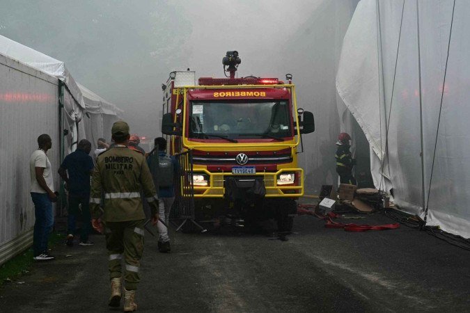 quipes de emergência combatendo um incêndio que deflagrou em um pavilhão dentro do local de realização da Conferência das Nações Unidas sobre Mudanças Climáticas COP30 em Belém, estado do Pará, Brasil, em 20 de novembro de 2025