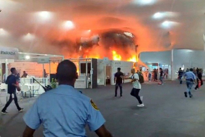 quipes de emergência combatendo um incêndio que deflagrou em um pavilhão dentro do local de realização da Conferência das Nações Unidas sobre Mudanças Climáticas COP30 em Belém, estado do Pará, Brasil, em 20 de novembro de 2025