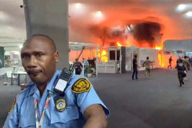 quipes de emergência combatendo um incêndio que deflagrou em um pavilhão dentro do local de realização da Conferência das Nações Unidas sobre Mudanças Climáticas COP30 em Belém, estado do Pará, Brasil, em 20 de novembro de 2025