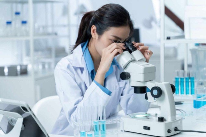 A formação do biomédico é estruturada para preparar profissionais capazes de atuar em diferentes frentes (Imagem: Fit Ztudio | Shutterstock) -  (crédito: EdiCase)