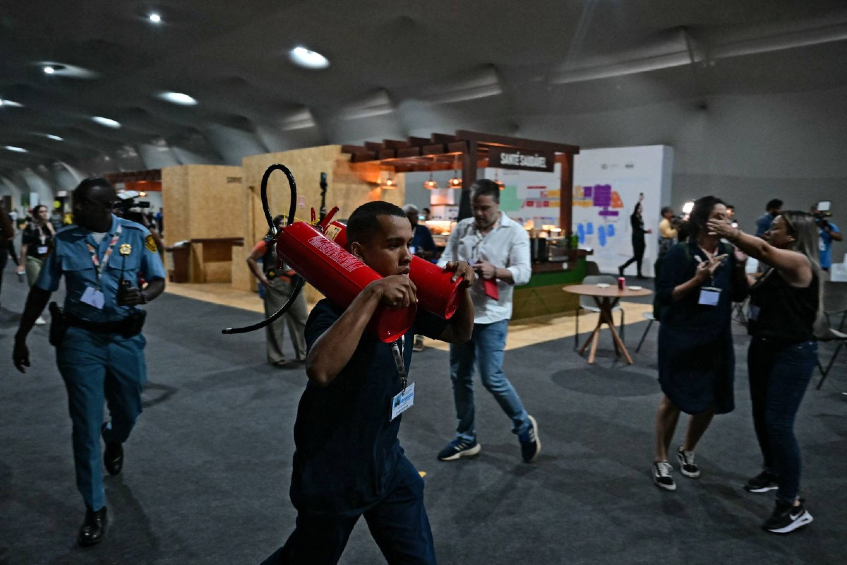 quipes de emergência combatendo um incêndio que deflagrou em um pavilhão dentro do local de realização da Conferência das Nações Unidas sobre Mudanças Climáticas COP30 em Belém, estado do Pará, Brasil, em 20 de novembro de 2025