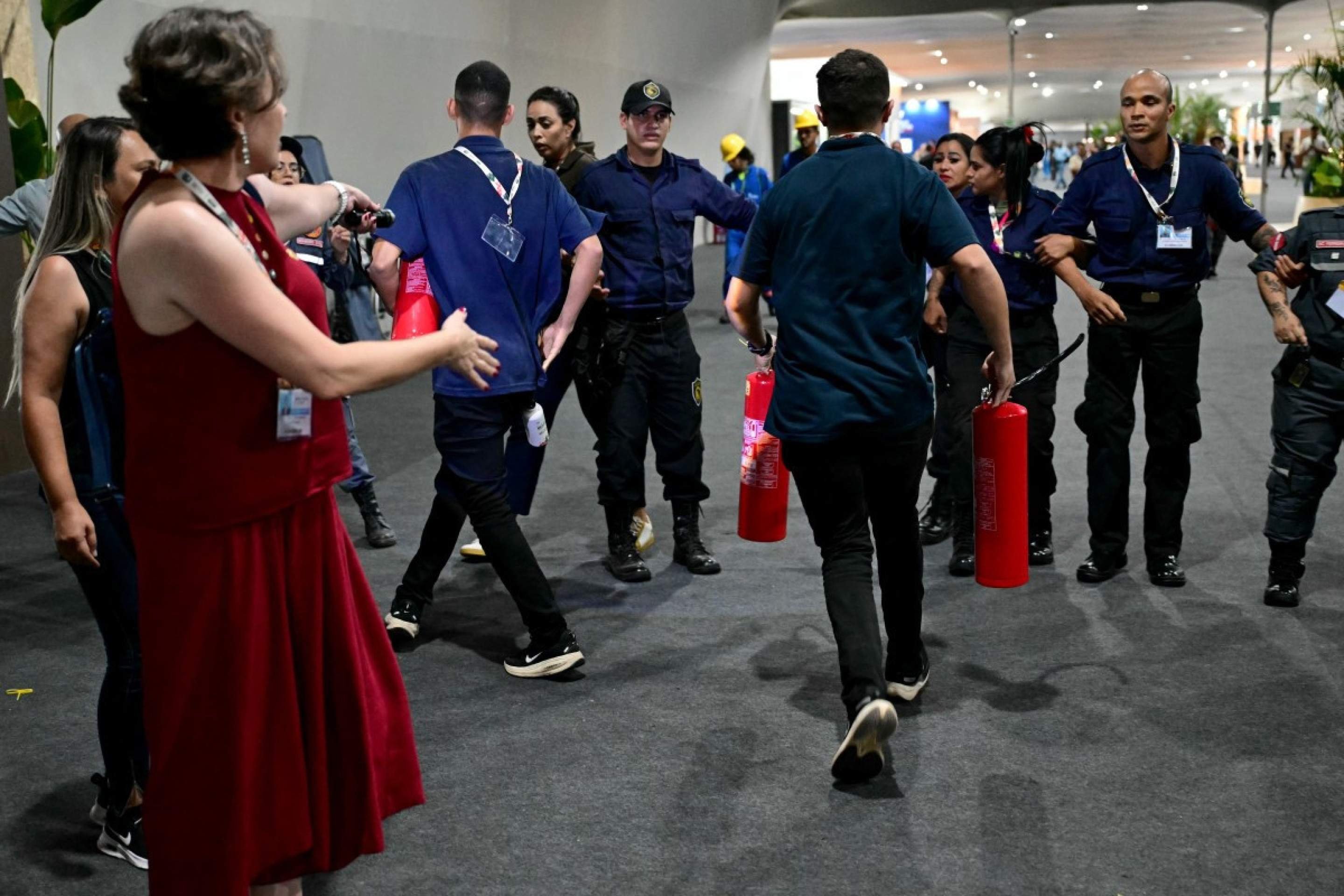 quipes de emergência combatendo um incêndio que deflagrou em um pavilhão dentro do local de realização da Conferência das Nações Unidas sobre Mudanças Climáticas COP30 em Belém, estado do Pará, Brasil, em 20 de novembro de 2025
