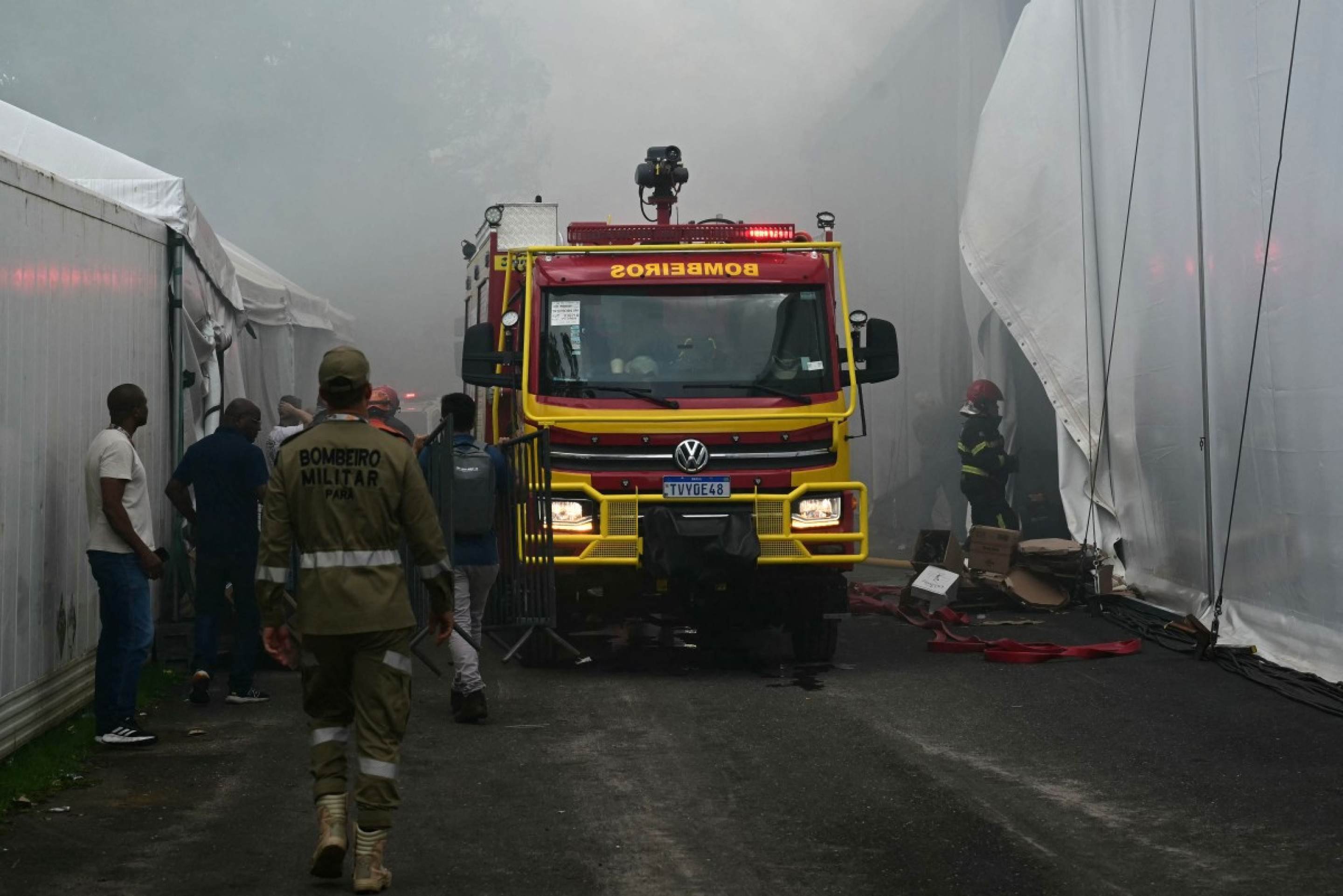 quipes de emergência combatendo um incêndio que deflagrou em um pavilhão dentro do local de realização da Conferência das Nações Unidas sobre Mudanças Climáticas COP30 em Belém, estado do Pará, Brasil, em 20 de novembro de 2025