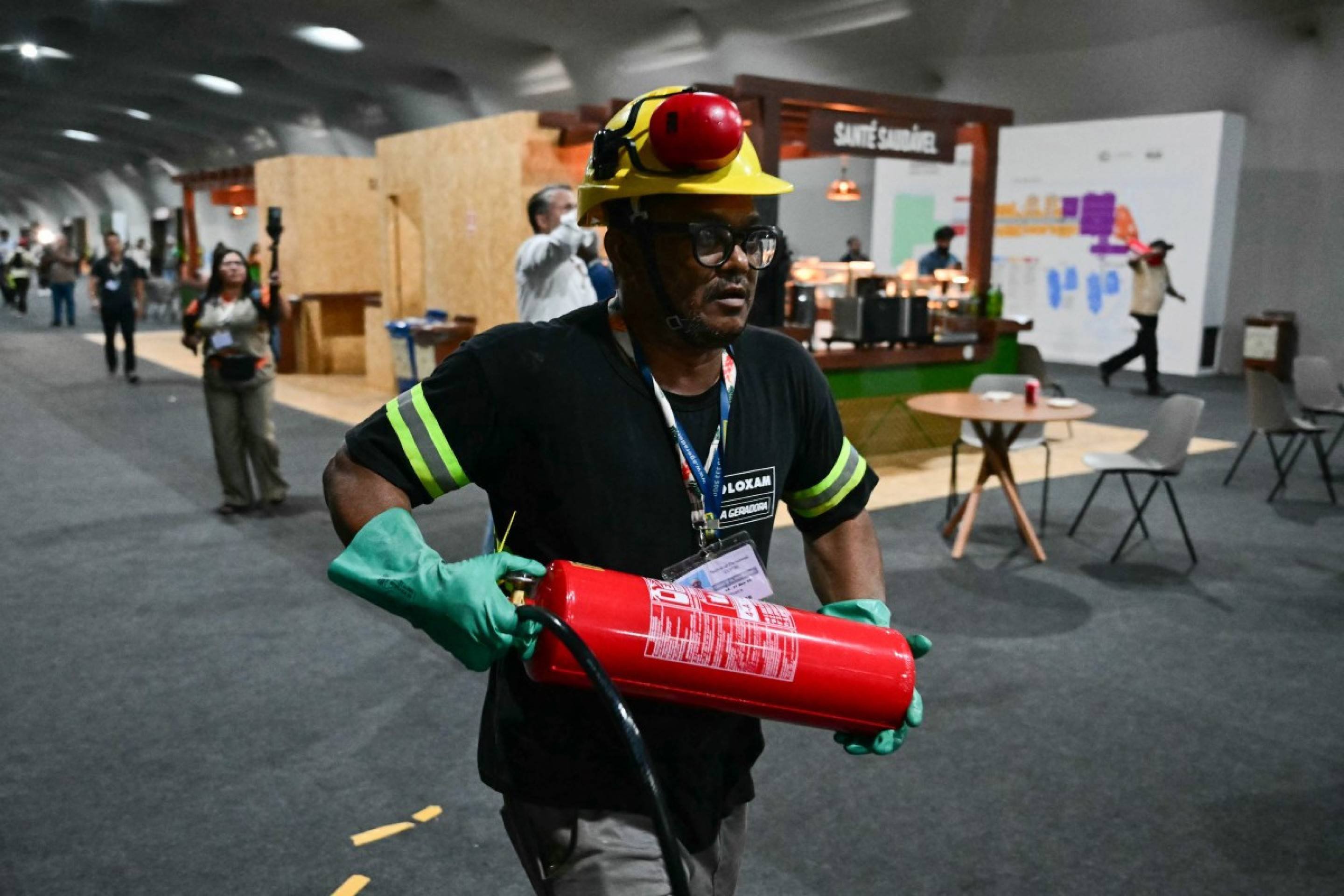quipes de emergência combatendo um incêndio que deflagrou em um pavilhão dentro do local de realização da Conferência das Nações Unidas sobre Mudanças Climáticas COP30 em Belém, estado do Pará, Brasil, em 20 de novembro de 2025