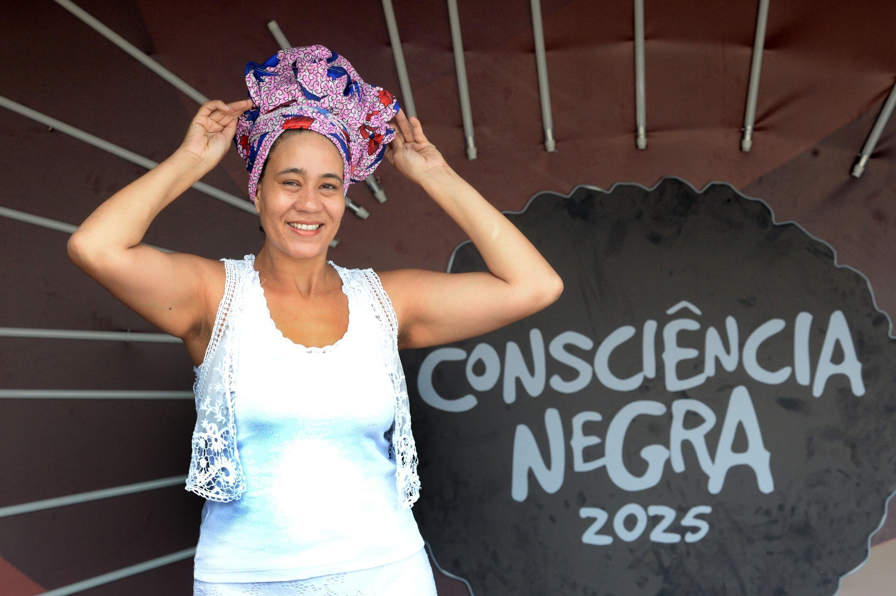 Natália encontrou no nascimento do filho o impulso para criar uma marca autoral de turbantes feitos artesanalmente