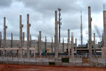 Operários e máquinas estão erguendo uma construção enorme -  (crédito:  Ed Alves/CB)