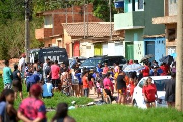 Aglomeração em frente à residência onde ocorreu o crime no Setor Oeste da Cidade Estrutural -  (crédito: ED ALVES/CB/D.A.Press)