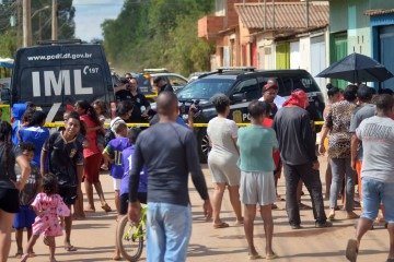 Vizinhos se aglomeravam em frente à casa de Ivanei e Iraci, a ré confessa, na Quadra 8 da Estrutural: houve gritos de fúria e pedidos de Justiça - (crédito: Ed Alves/CB/D.A Press) Vizinhos se aglomeravam em frente à casa de Ivanei e Iraci, a ré confessa, na Quadra 8 da Estrutural: houve gritos de fúria e pedidos de Justiça - (crédito: Ed Alves/CB/D.A Press)