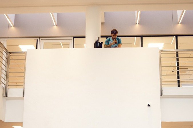 Michael e Jorginho brincam de futmesa no Ninho do Urubu observados do alto pelo zagueiro Léo Pereira
- (crédito: Adriano Fontes/Flamengo) Michael e Jorginho brincam de futmesa no Ninho do Urubu observados do alto pelo zagueiro Léo Pereira
- (crédito: Adriano Fontes/Flamengo)