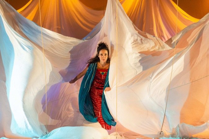 Cena do espetáculo À beira do Sol: exploração do insconsciente