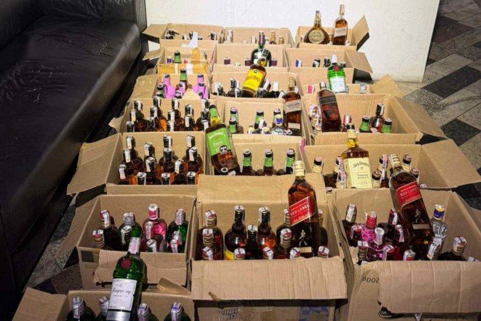 Operação apreende mais de 200 garrafas de bebidas adulteradas na Grande BH
 -  (crédito: PMMG/Divulgação)