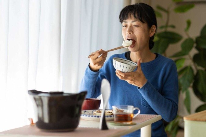Você deve parar de comer quando se sentir 80% satisfeito, segundo a filosofia <em>hara hachi bu</em> -  (crédito: Getty Images)