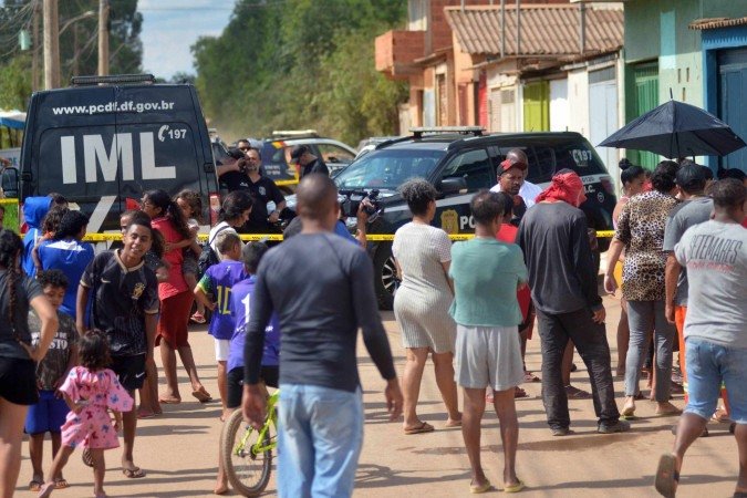 Vizinhos se aglomeravam em frente à casa de Ivanei e Iraci, a ré confessa, na Quadra 8 da Estrutural: houve gritos de fúria e pedidos de Justiça - (crédito: Ed Alves/CB/D.A Press) Vizinhos se aglomeravam em frente à casa de Ivanei e Iraci, a ré confessa, na Quadra 8 da Estrutural: houve gritos de fúria e pedidos de Justiça - (crédito: Ed Alves/CB/D.A Press)
