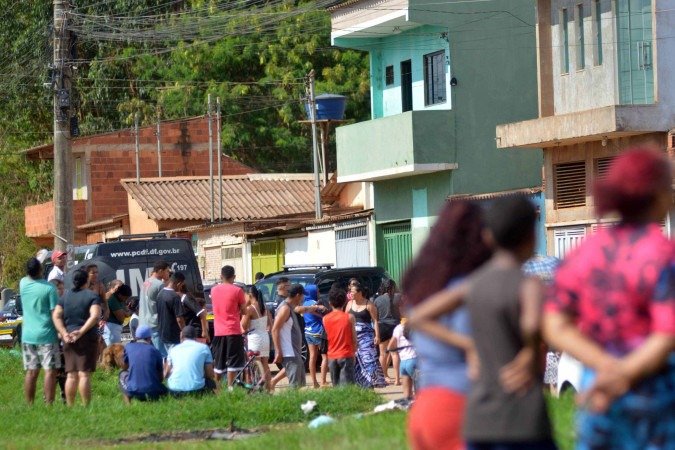 Vizinhos se aglomeram em frente à residência onde ocorreu o crime na Quadra 8, do Setor Oeste da Cidade Estrutural - (crédito: Ed Alves/CB/D.A Press) Vizinhos se aglomeram em frente à residência onde ocorreu o crime na Quadra 8, do Setor Oeste da Cidade Estrutural - (crédito: Ed Alves/CB/D.A Press)