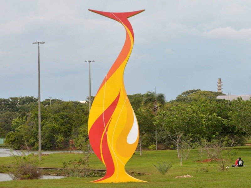 Uma das quatro peças de Rogério Reis que formam o conjunto Esculturas das Águas no Parque da Cidade -  (crédito: Ed Alves/CB)