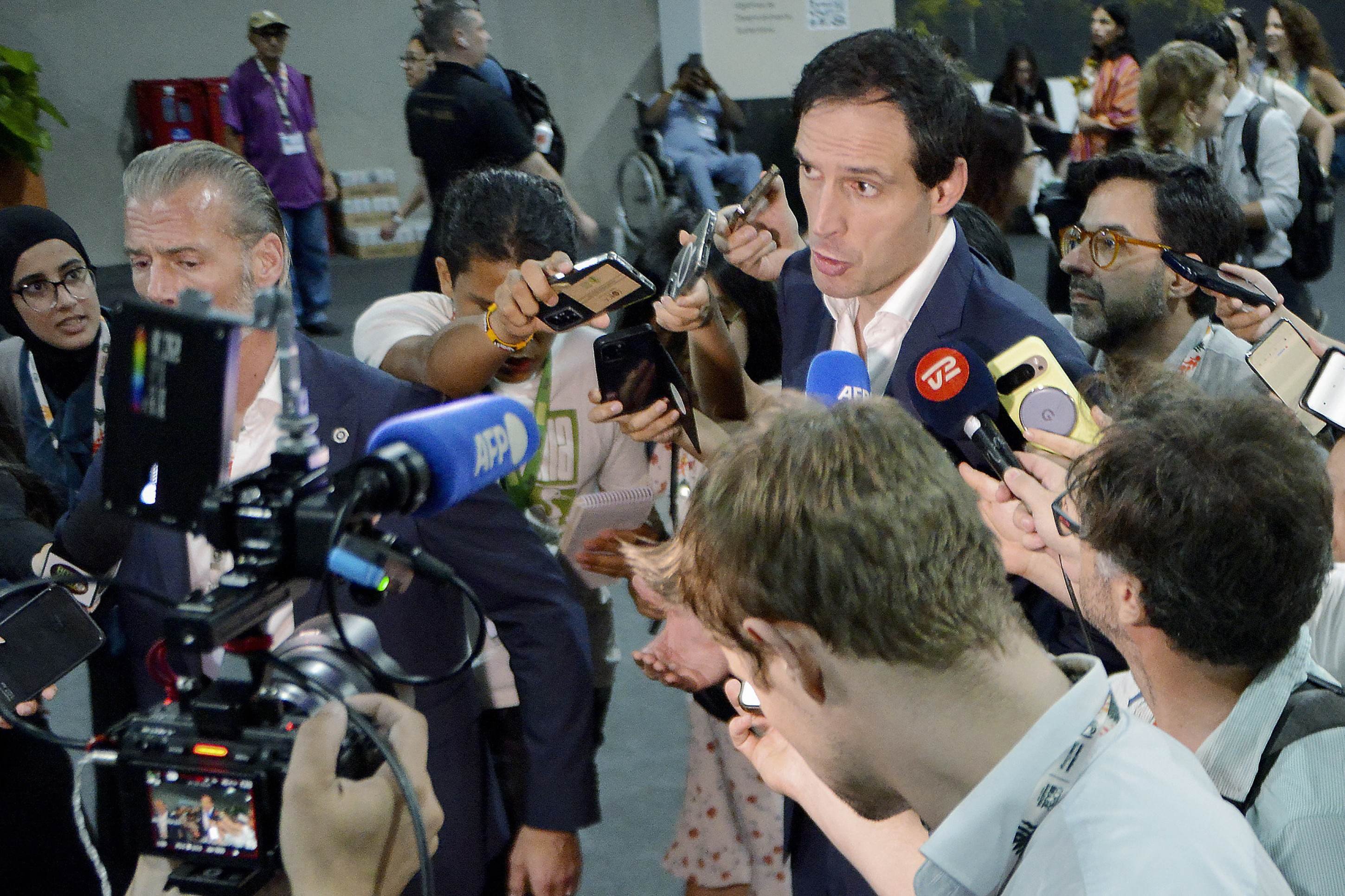 Impasse sobre documento final marca último dia oficial da COP30