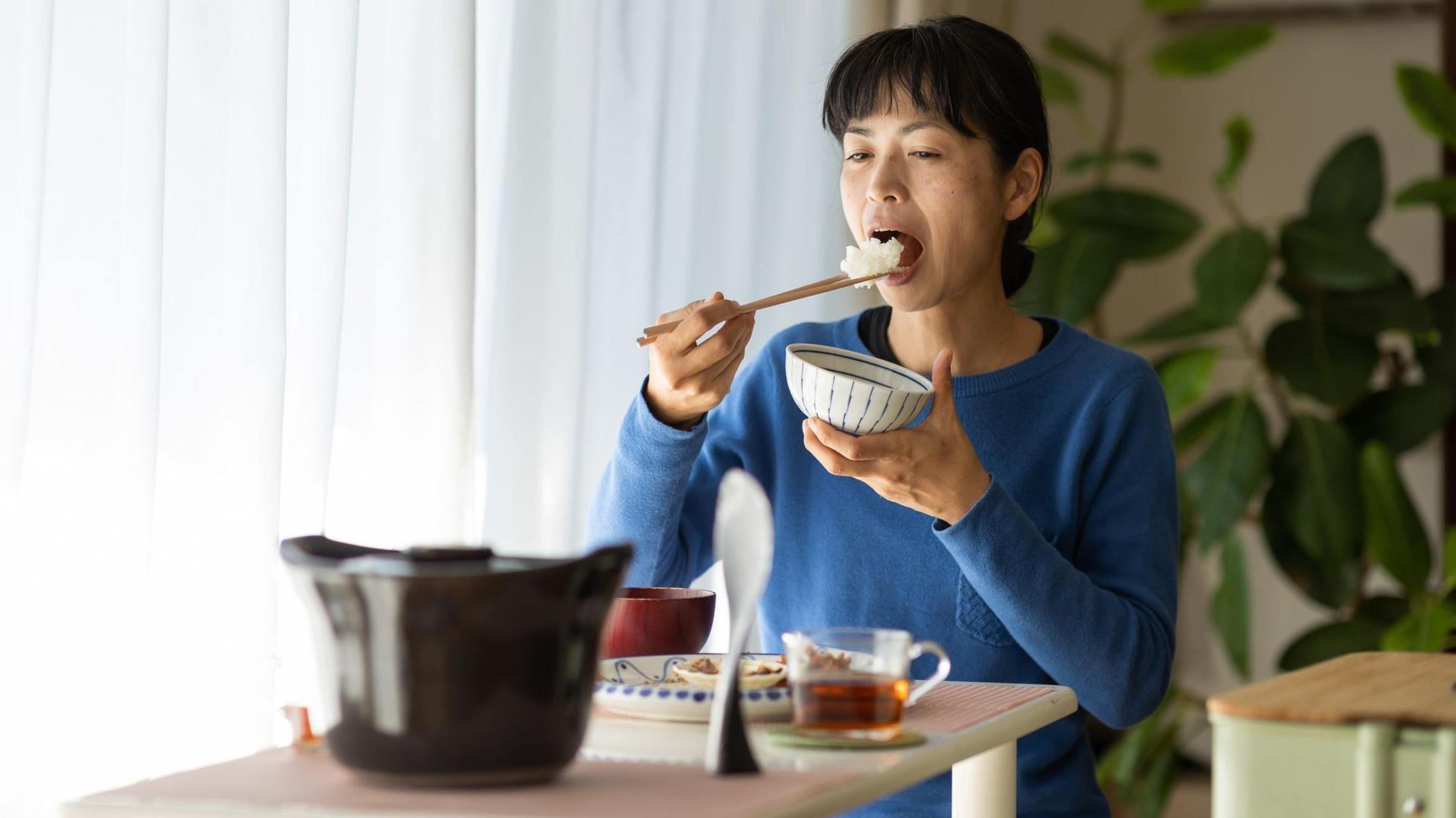 Você deve parar de comer quando se sentir 80% satisfeito, segundo a filosofia <em>hara hachi bu</em> - (crédito: Getty Images) Você deve parar de comer quando se sentir 80% satisfeito, segundo a filosofia <em>hara hachi bu</em> - (crédito: Getty Images)