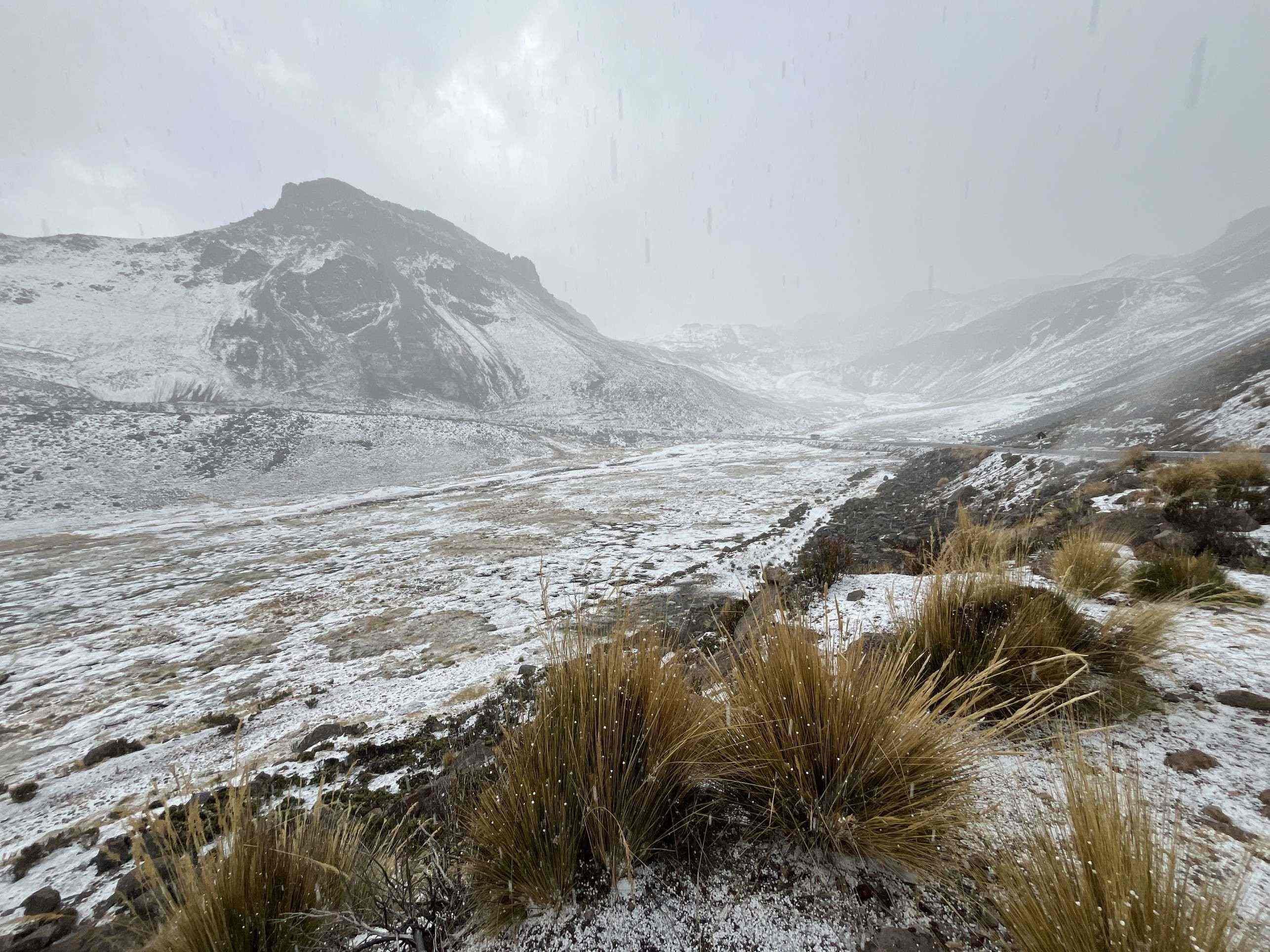 A paisagem, que era árida, agora estava tingida de branco 
