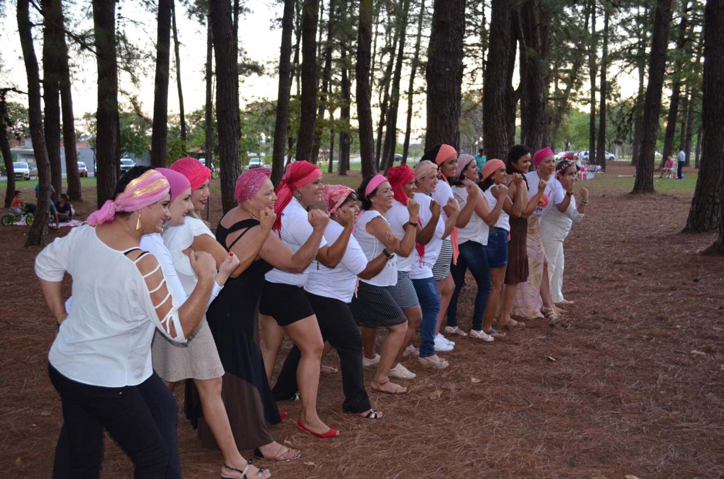 Ensaio fotogr&aacute;fico do grupo Guerreiras de Rosa no Parque da Cidade, em 2016