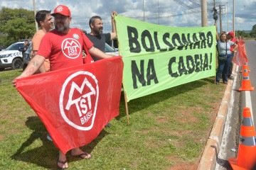 Em frente à superintendência da Polícia Federal, manifestantes exibem faixas de apoio à prisão - (crédito: EdAlves/CB) Em frente à superintendência da Polícia Federal, manifestantes exibem faixas de apoio à prisão - (crédito: EdAlves/CB)