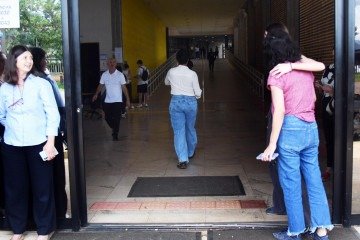 Entrada de alunos no campus Darcy Ribeiro, na Asa Norte, na tarde de ontem. Não houve relatos de confusão nem de correria - (crédito: Ed Alves/CB) Entrada de alunos no campus Darcy Ribeiro, na Asa Norte, na tarde de ontem. Não houve relatos de confusão nem de correria - (crédito: Ed Alves/CB)